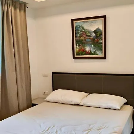 Pool Access Near And Town Apartment *