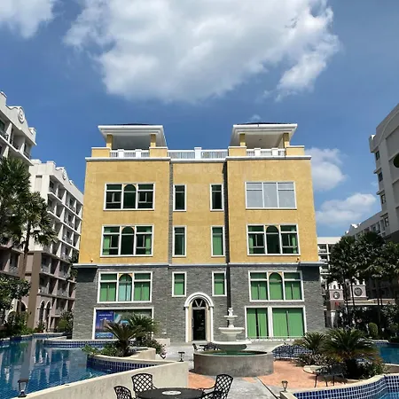 Pool Access Near And Town Apartment *