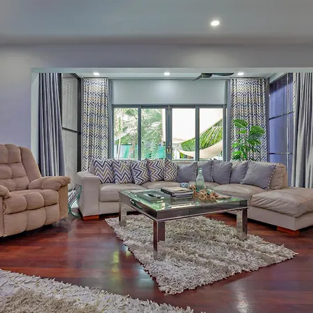 Angels-villa-pattaya-near-walking-street-4bed-8-people Villa