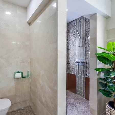 Angels-villa-pattaya-near-walking-street-4bed-8-people