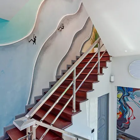 Angels-villa-pattaya-near-walking-street-4bed-8-people