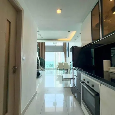 Beachfront Rooftop Pool Escape * Pattaya