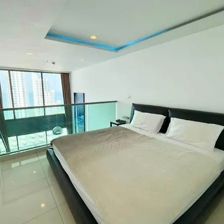 Beachfront Rooftop Pool Escape Apartment *