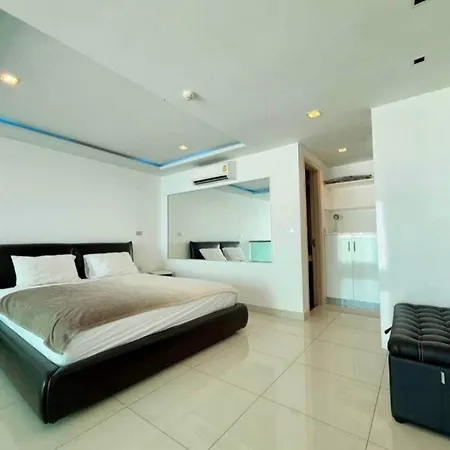 Apartment Beachfront Rooftop Pool Escape Pattaya