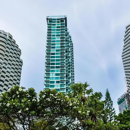 Beachfront Rooftop Pool Escape Apartment Pattaya