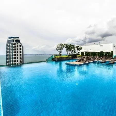 Beachfront Rooftop Pool Escape Apartment