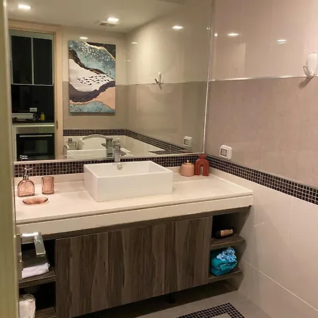 Beachfront Rooftop Pool Escape Apartment *