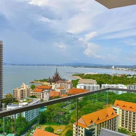 Beachfront Rooftop Pool Escape Apartment
