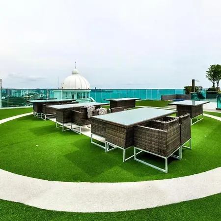 Beachfront Rooftop Pool Escape Apartment Pattaya