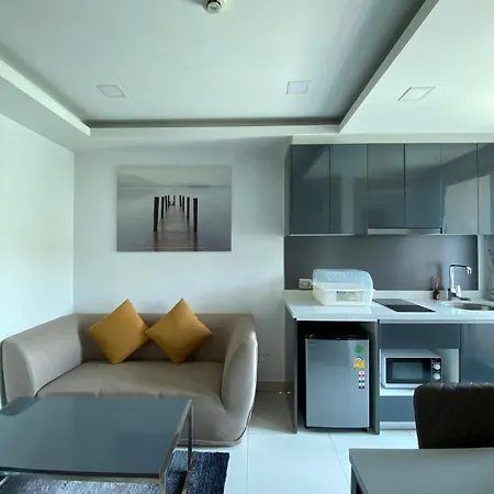 Apartment With Gorgeous Pool Pattaya