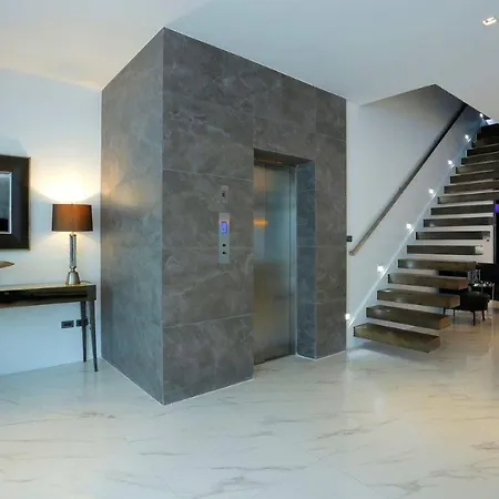 Near & Walk Street Luxury Villa Pattaya