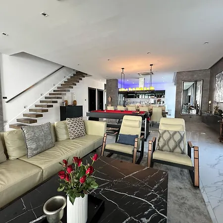 Near & Walk Street Luxury Villa Pattaya