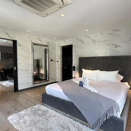 Near & Walk Street Luxury Villa Pattaya