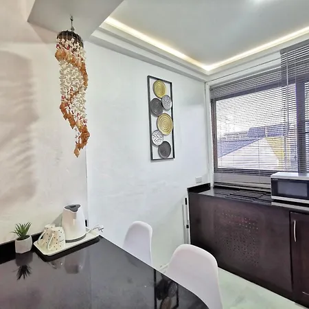 Hagone Condotel - Pool, Near & Steps To Weekend Market Apartment *