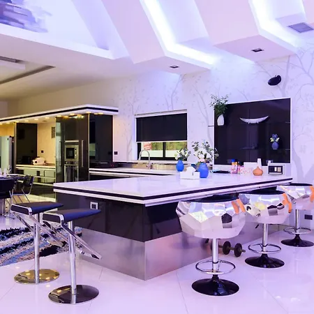 วิลล่า 900m2 Near Walkstreet Luxury Pool Pattaya