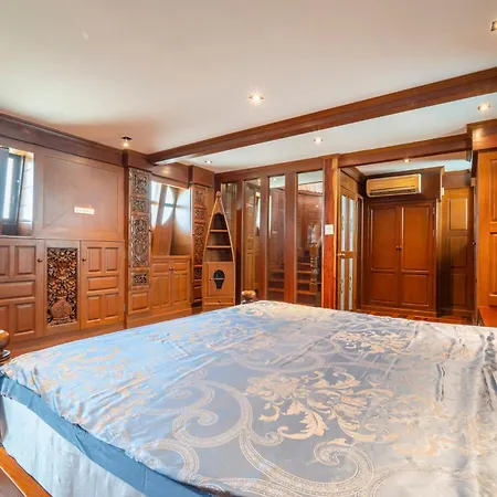 Villa Nautica Pattaya - 4 Bedroom Luxury Pool Villa With Unique Yacht-House Villa