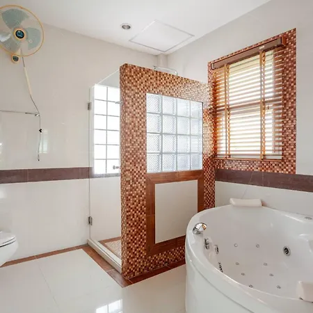 Luxury Iconic Royal Boat Pool North