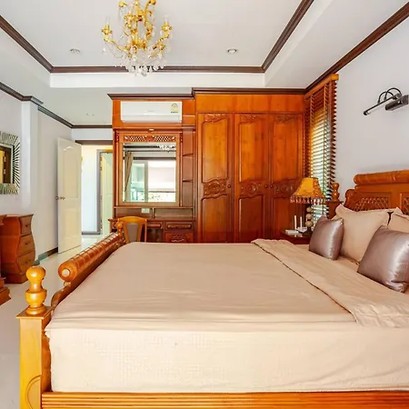 Luxury Iconic Royal Boat Pool North Pattaya