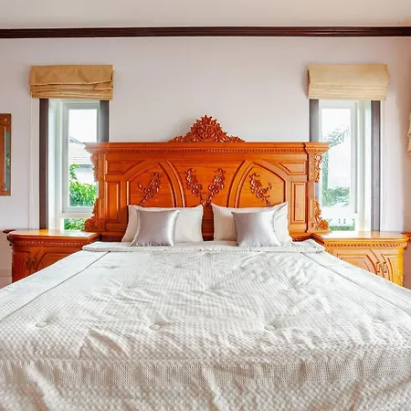 Luxury Iconic Royal Boat Pool North Villa