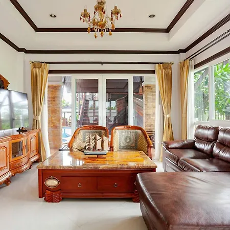 Luxury Iconic Royal Boat Pool North *