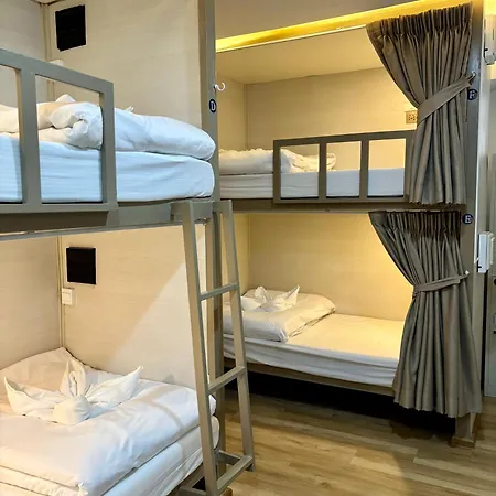 Charm At Pratumnak โรงแรม 3*