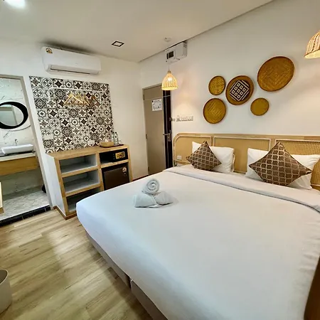 Charm At Pratumnak โรงแรม