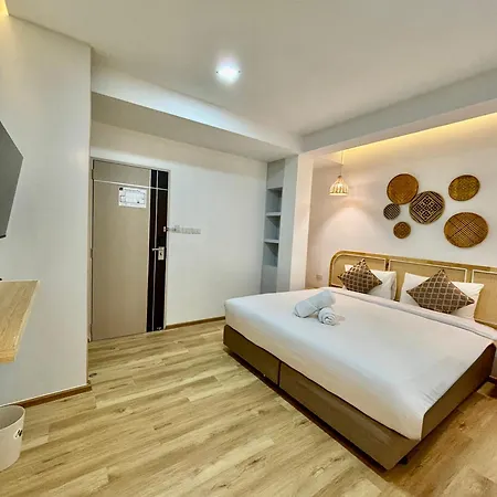 Charm At Pratumnak โรงแรม