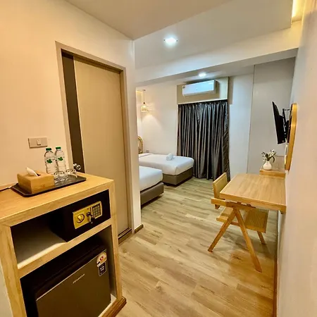 Charm At Pratumnak โรงแรม