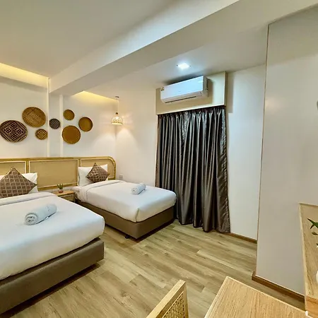 Charm At Pratumnak โรงแรม
