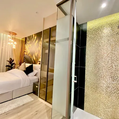 Arom Wongamat 4*