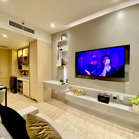 Arom Wongamat 4*
