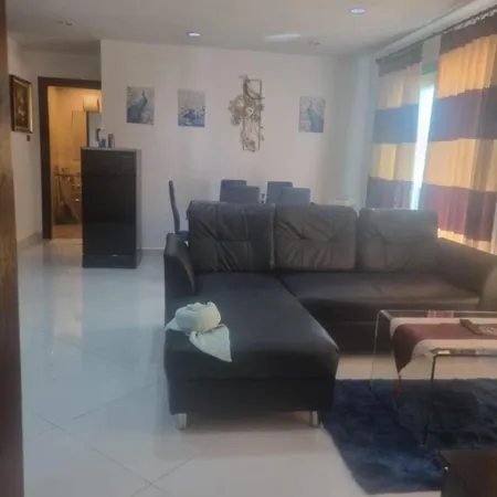 Park Lane Apartment *