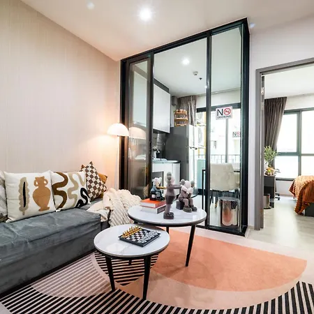 Bright Modern 1 Bedroom Chic Design Apartment *