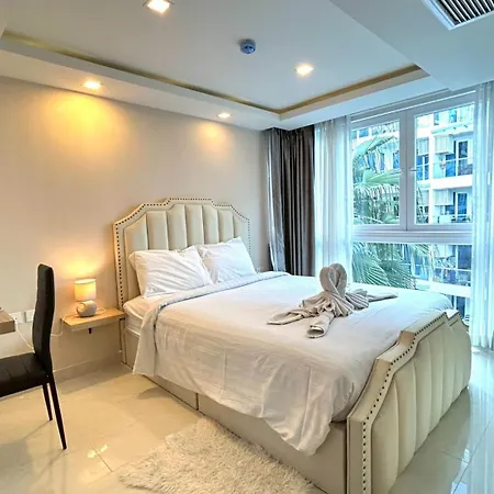 Grand Avenue Apartment