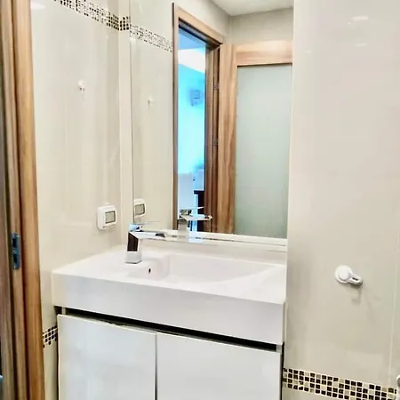 Club Royal Hideaway Steps From Private * Pattaya