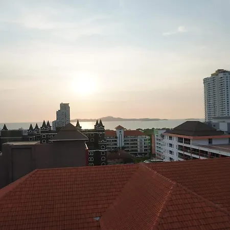 Holiday home Well Furnished With Balcony Pattaya
