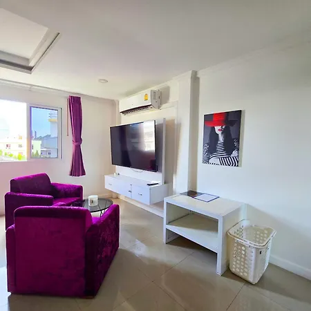 Titanic Residence-7 Minute Walk To The โรงแรม Pattaya