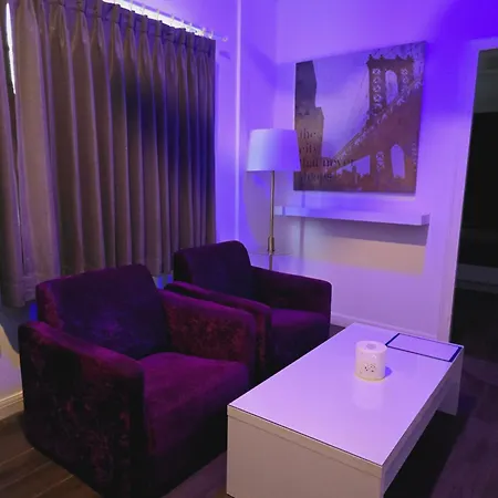 Titanic Residence-7 Minute Walk To The โรงแรม