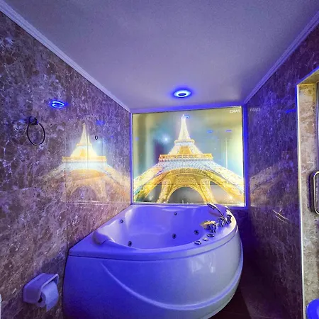 Titanic Residence-7 Minute Walk To The โรงแรม Pattaya
