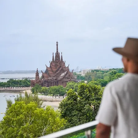 Golden Tulip Beachfront 5*
