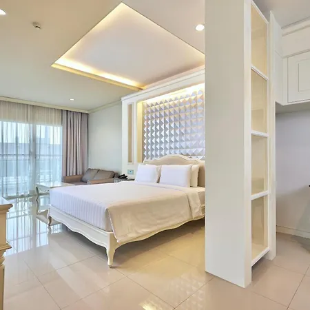 โรงแรม Welcome World Beachfront 4*