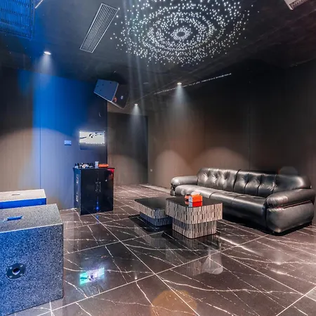 T M L-urban Exquisite Pool -4 Bedrooms & 6 Bathrooms - Private Ktv - Prime Location -family & Group *