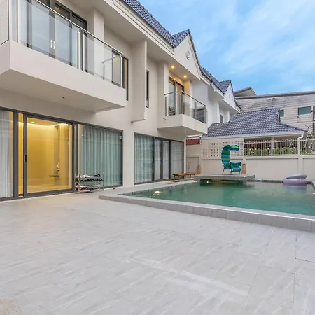 T M L-urban Exquisite Pool -4 Bedrooms & 6 Bathrooms - Private Ktv - Prime Location -family & Group Pattaya