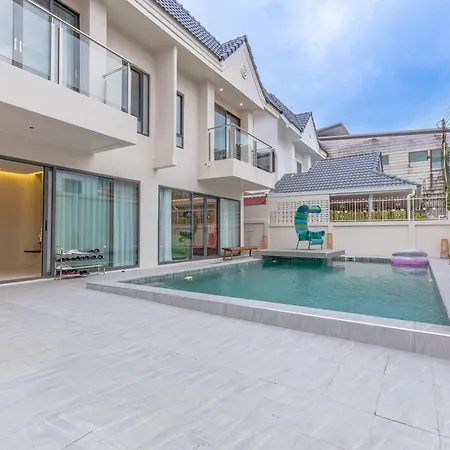 T M L-urban Exquisite Pool -4 Bedrooms & 6 Bathrooms - Private Ktv - Prime Location -family & Group