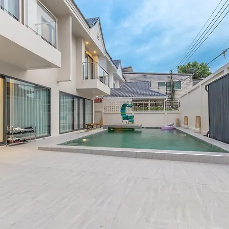 Villa T M L-urban Exquisite Pool -4 Bedrooms & 6 Bathrooms - Private Ktv - Prime Location -family & Group Pattaya