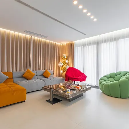 Villa T M L-urban Exquisite Pool -4 Bedrooms & 6 Bathrooms - Private Ktv - Prime Location -family & Group Pattaya