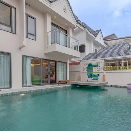 T M L-urban Exquisite Pool -4 Bedrooms & 6 Bathrooms - Private Ktv - Prime Location -family & Group Pattaya