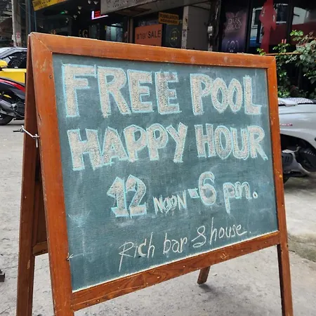 โรงแรม Rich Bar & House