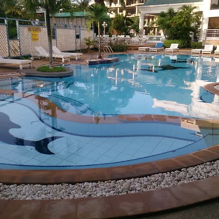 The Camelot Hotel 4*