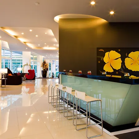 J โรงแรม